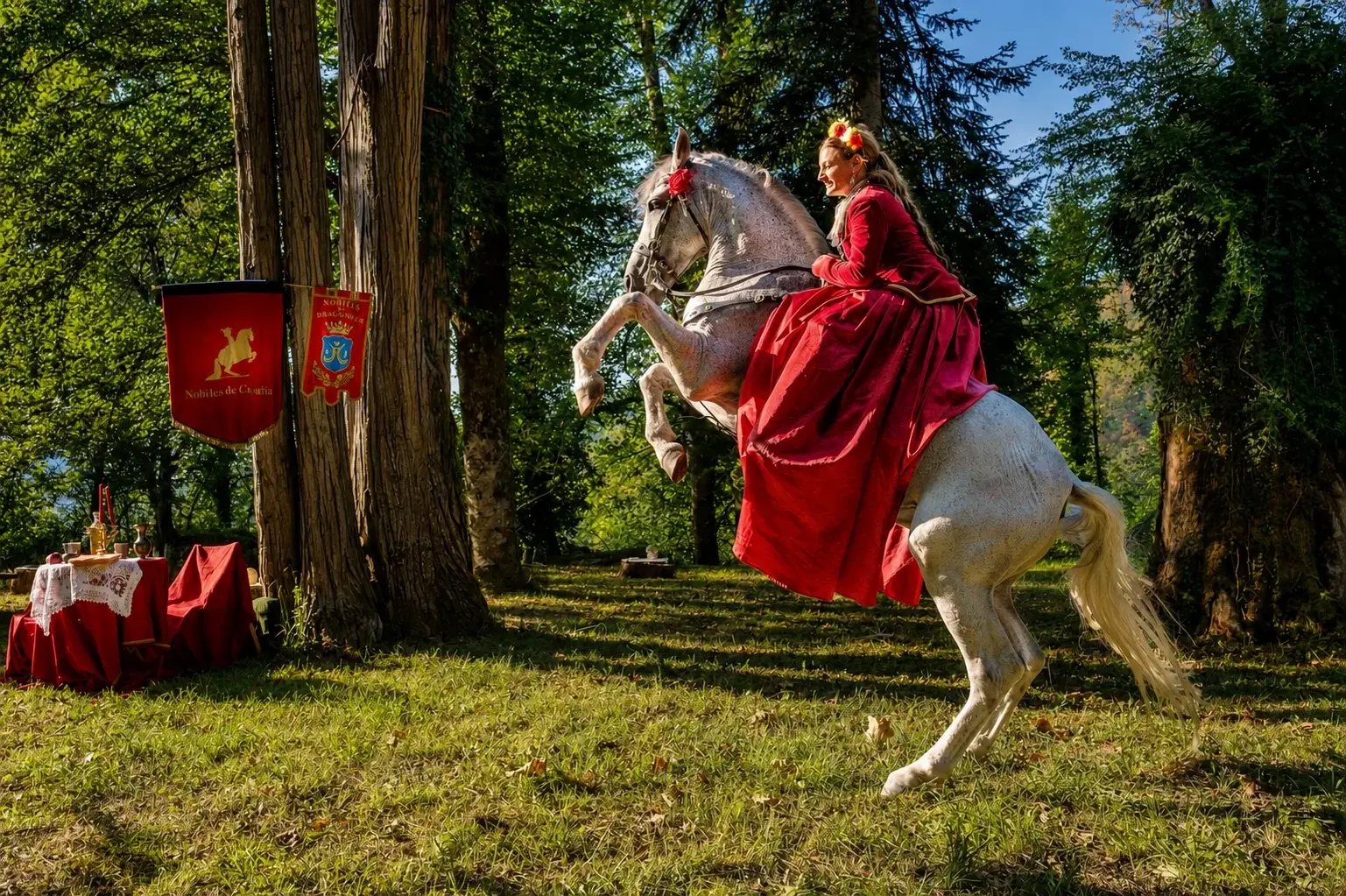 Povijesna jahačka predstava na Posjedu Contessa s kostimiranom jahačicom na bijelom konju za turističke grupe.