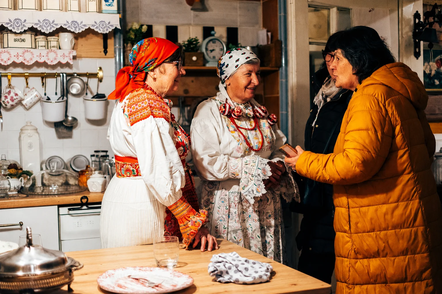 Tradicijski program za grupe na Posjedu Contessa s kostimiranim domaćinima u narodnim nošnjama i posjetiteljima u starinskoj kuhinji.